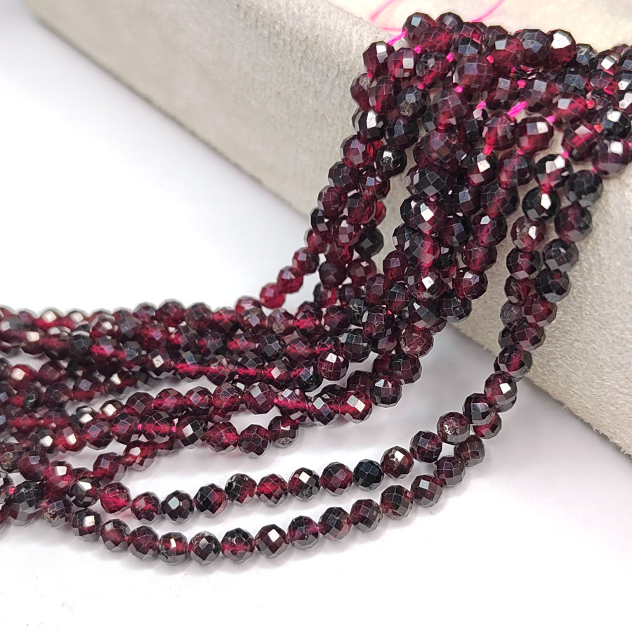 Гранат натуральный камень в огранке, нить