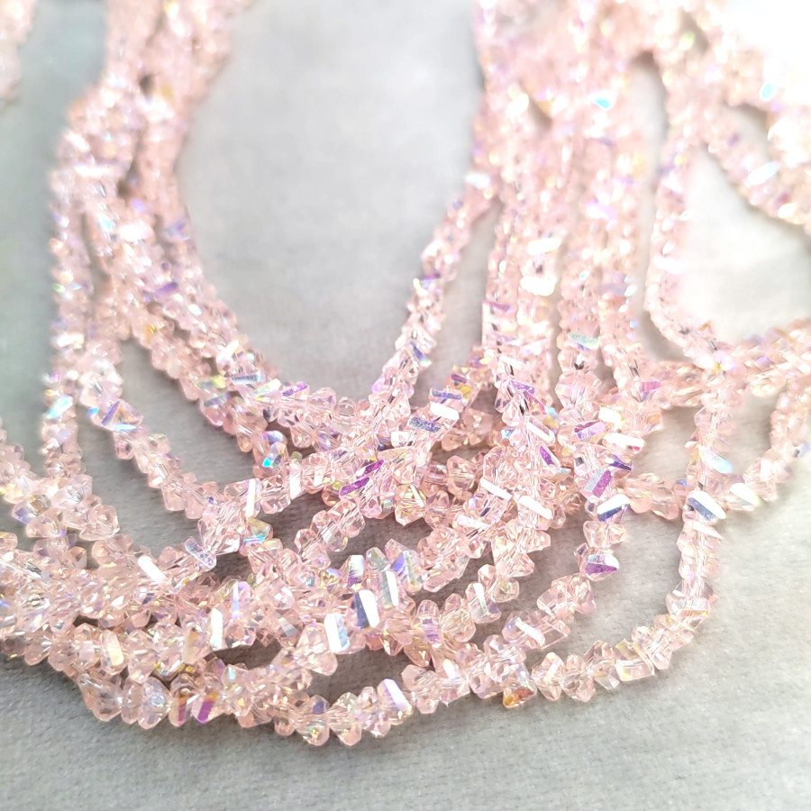 Бусины хрустальные 4 мм треугольной формы Розовый АВ (нить 28 см)