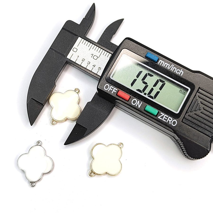 Коннектор Клевер 15 мм с белой эмалью, штука