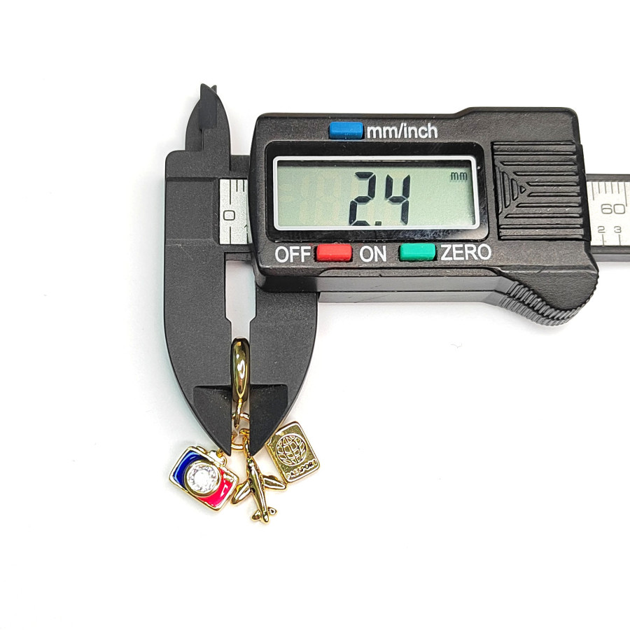 Подвеска из трёх предметов Фотоаппарат - Самолёт - Паспорт, 25 мм, покрытие Позолота