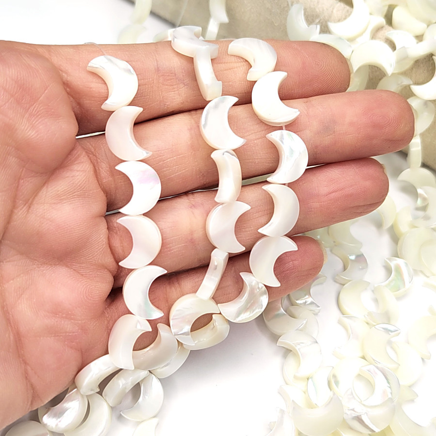 Полумесяц 12х9 мм из натурального перламутра Нить 39-40 см (34 шт)