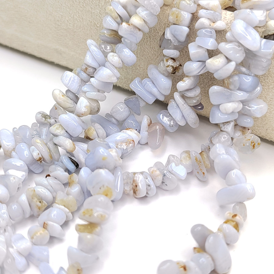 Голубой агат (сапфирин) крошка 5-10 мм, натуральный камень, нить 80 см