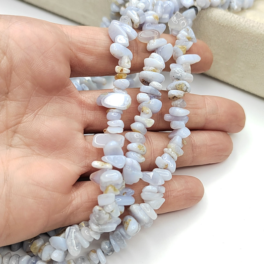 Голубой агат (сапфирин) крошка 5-10 мм, натуральный камень, нить 80 см