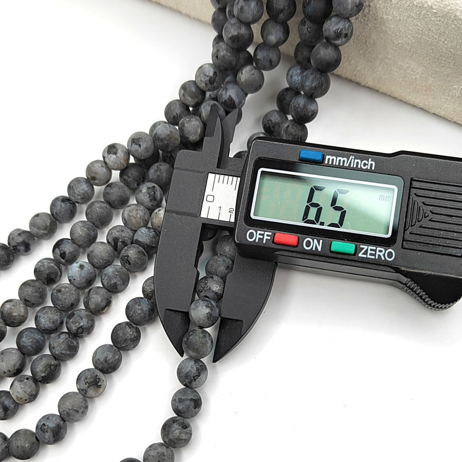 6,5 мм Ларвикит матовый, нить 38-39 см