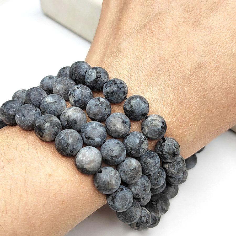 8,5 мм Ларвикит матовый, нить 38-39 см