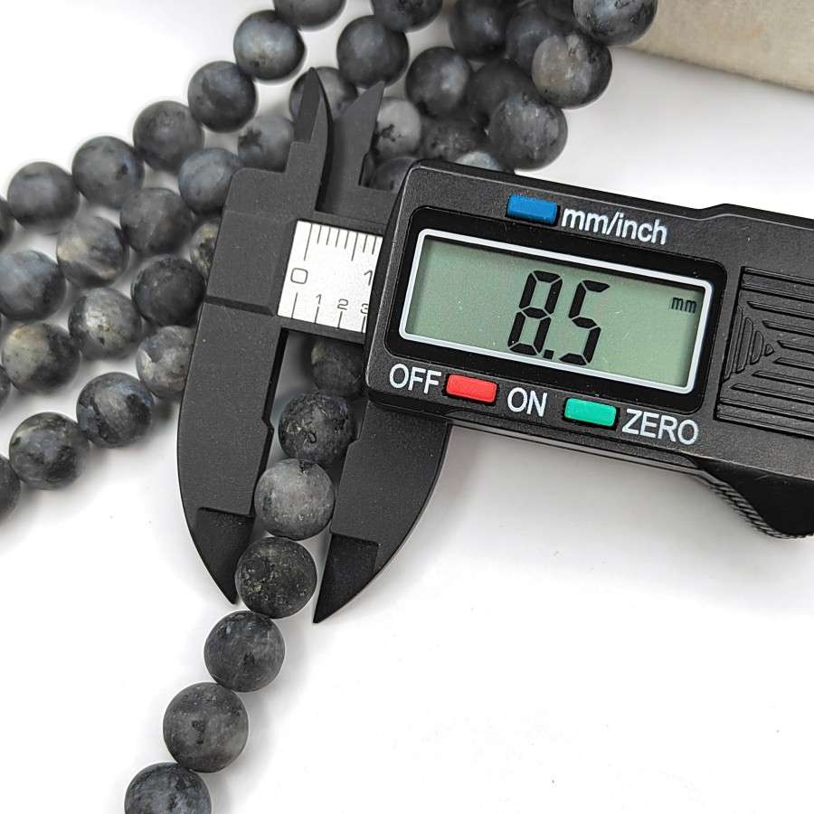 8,5 мм Ларвикит матовый, нить 38-39 см