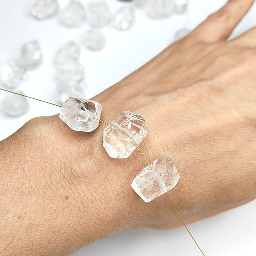 Горный хрусталь натуральный Фриформ 17х12 мм, штука