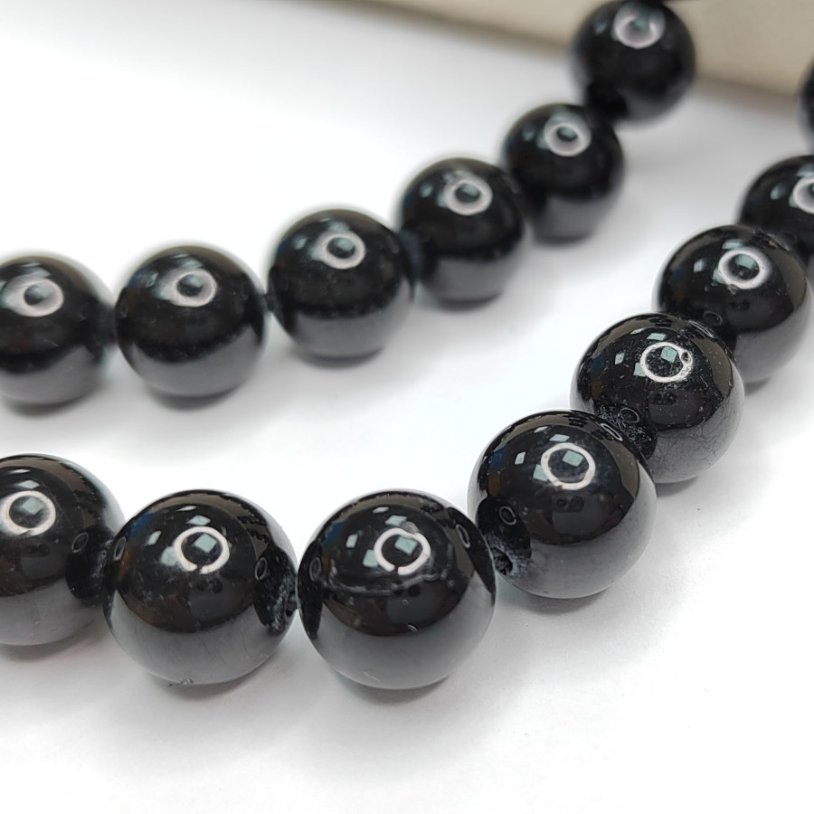 Шерл натуральный, Черный турмалин, гладкий шар, нить 39-40 см