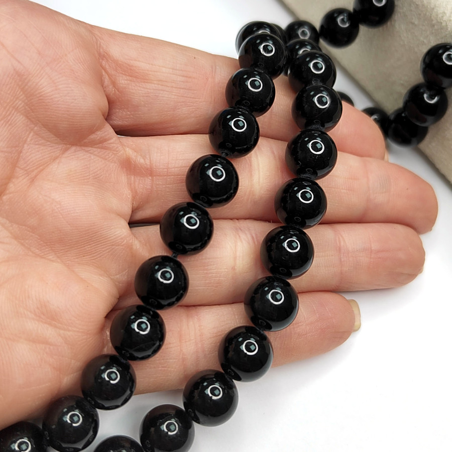 Шерл натуральный, Черный турмалин, гладкий шар, нить 39-40 см