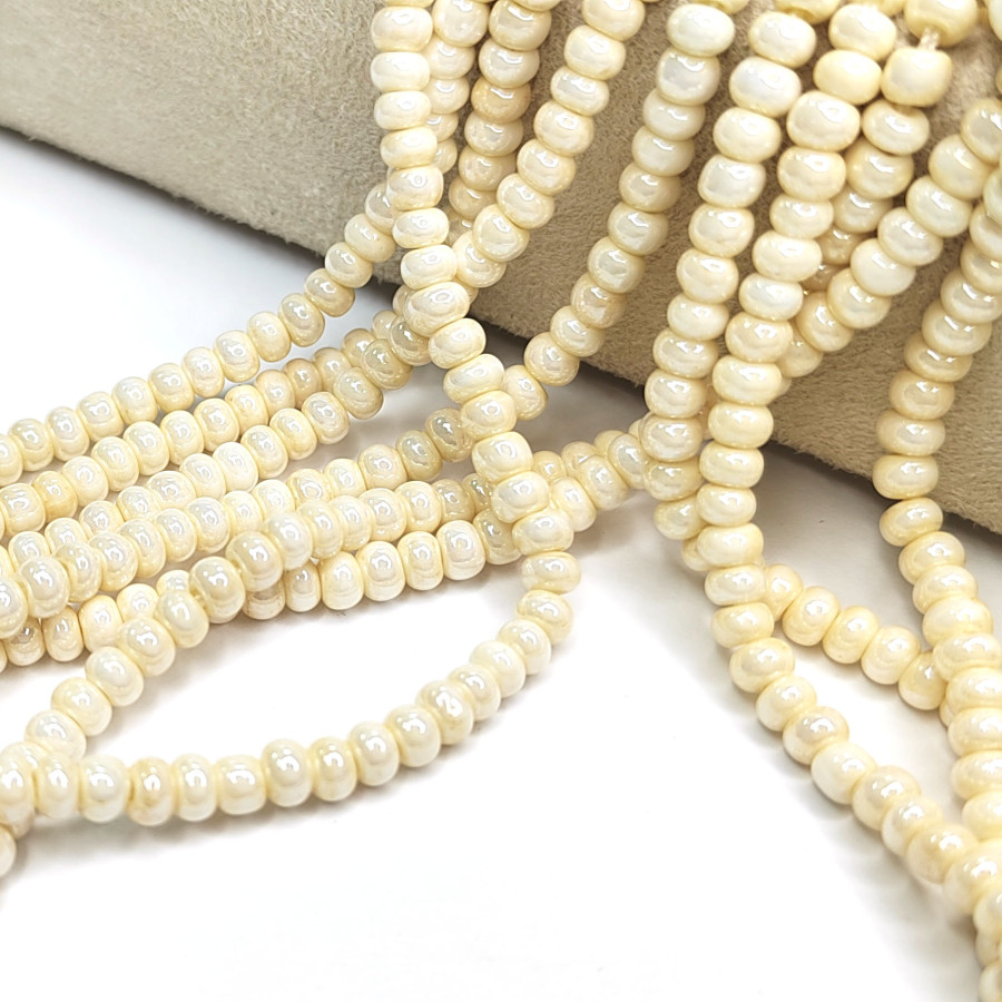 Майорка Стеклянный жемчуг 4х3 мм, цвет молочный (айвори), НИТЬ 32-33 см