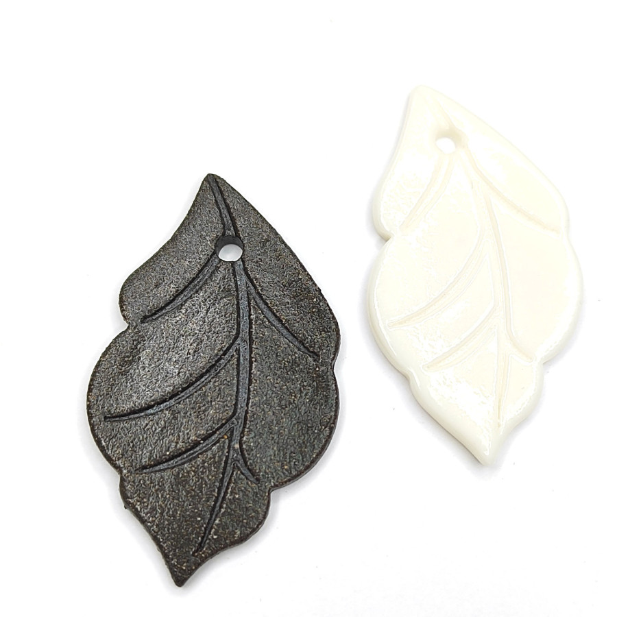 Подвеска Лист 53х30 мм из белого фарфора и чёрной глины (ручная работа), штука