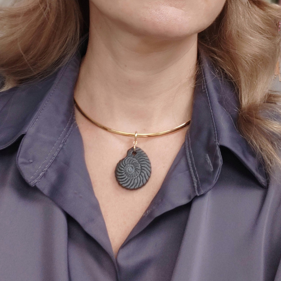 Подвеска ракушка Наутилус 35х30 мм из белого фарфора и чёрной глины (ручная работа), штука