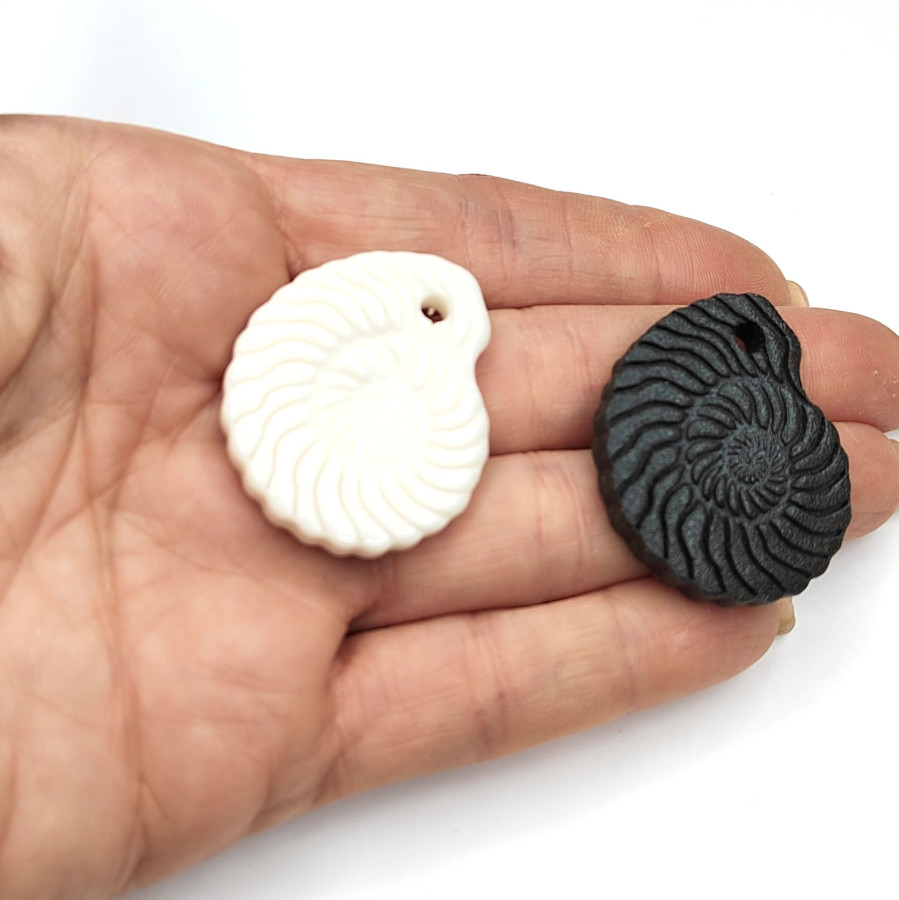 Подвеска ракушка Наутилус 35х30 мм из белого фарфора и чёрной глины (ручная работа), штука