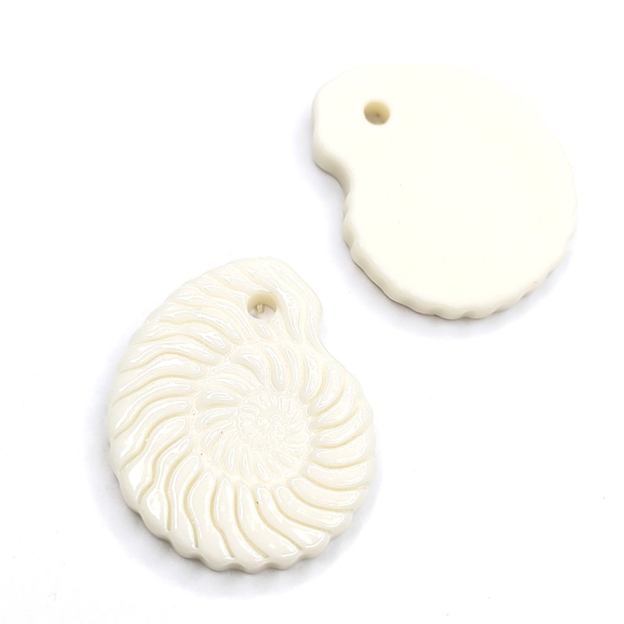 Подвеска ракушка Наутилус 35х30 мм из белого фарфора и чёрной глины (ручная работа), штука