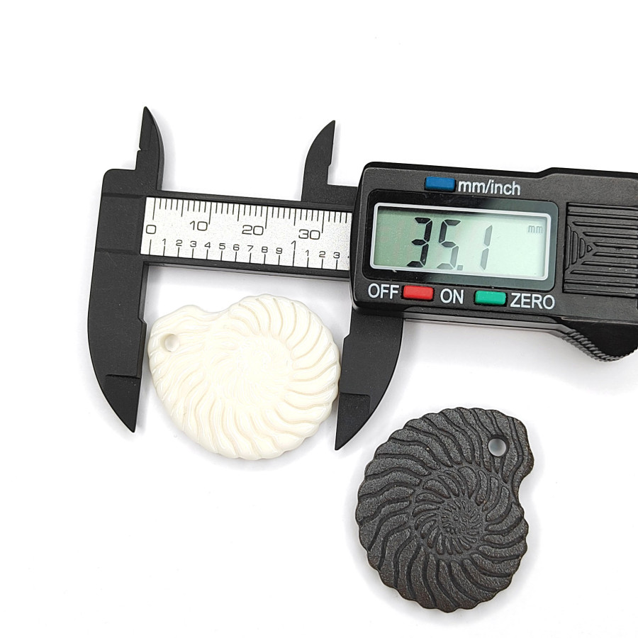 Подвеска ракушка Наутилус 35х30 мм из белого фарфора и чёрной глины (ручная работа), штука