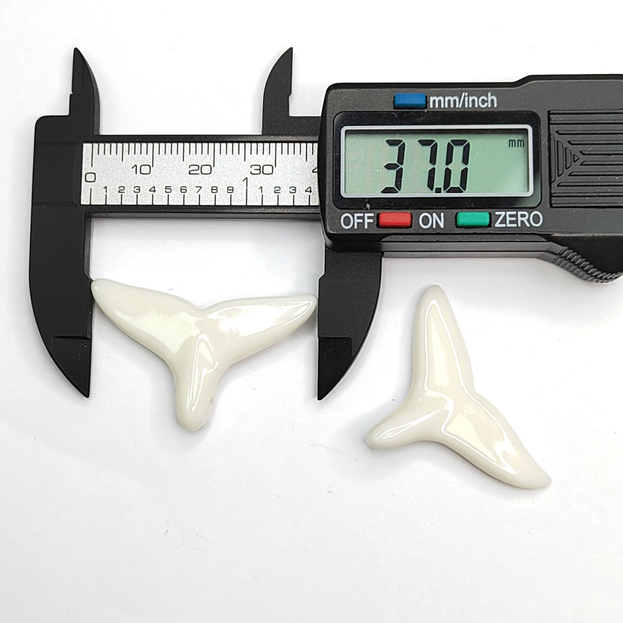 Хвост кита подвеска из фарфора, 43х25 мм и 37х22 мм, штука 37х22 мм