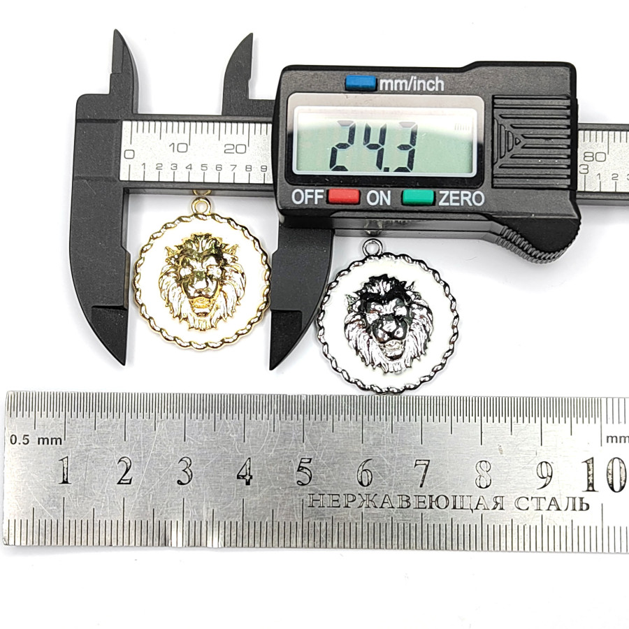 Подвеска Лев с белой эмалью 24 мм, штука