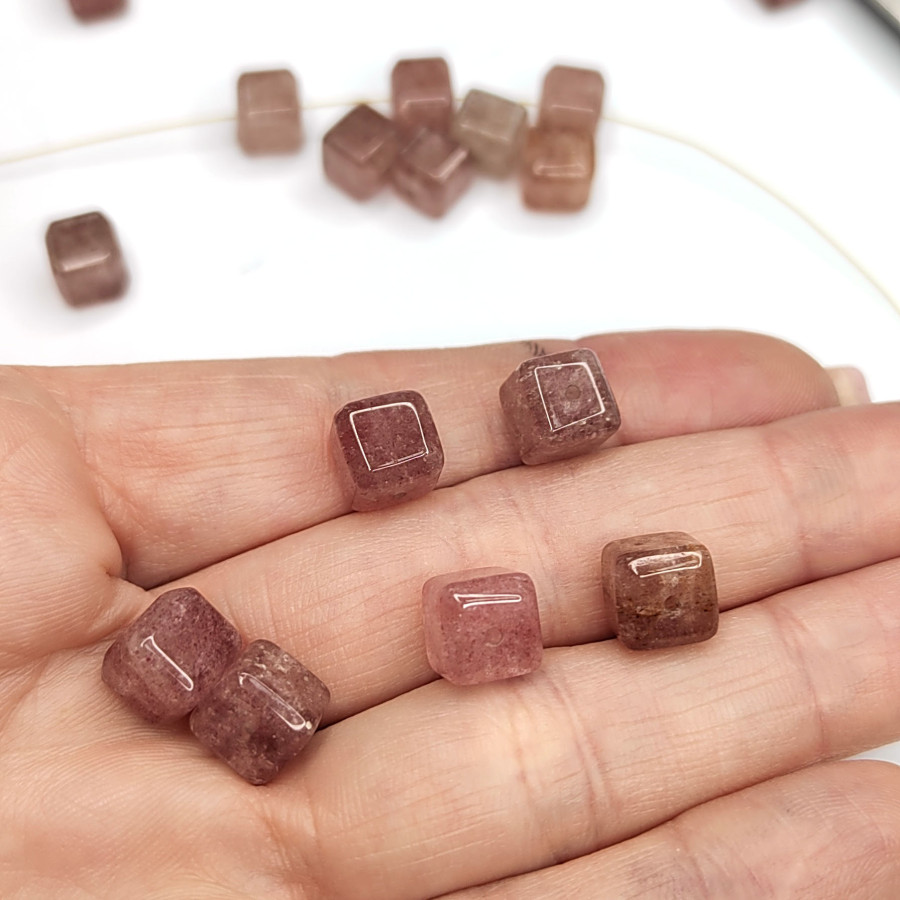 Кварц земляничный Кубик 8 мм, штука