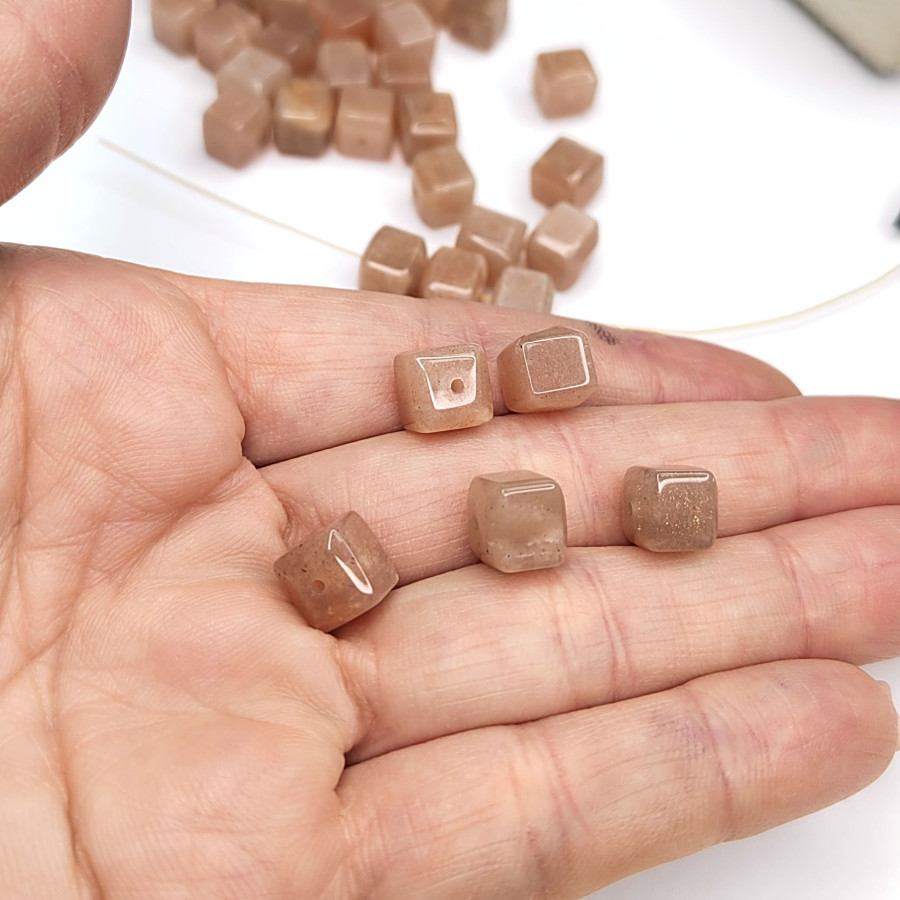 Солнечный камень, Кубик 8 мм, штука