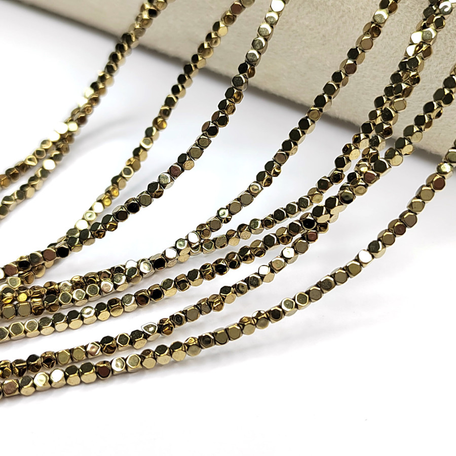 2 мм Гематит кубик с гранями, покрытие позолота, нить 40 см