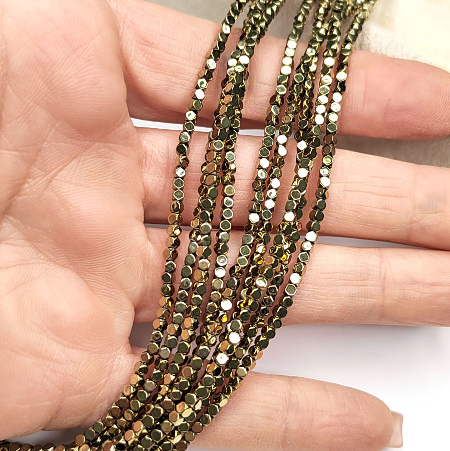 2 мм Гематит кубик с гранями, покрытие позолота, нить 40 см