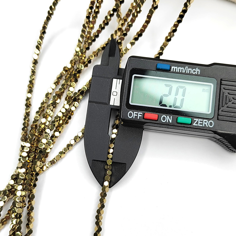 2 мм Гематит кубик с гранями, покрытие позолота, нить 40 см