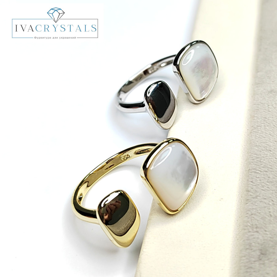 Кольцо с перламутром, безразмерное шириной 13 мм