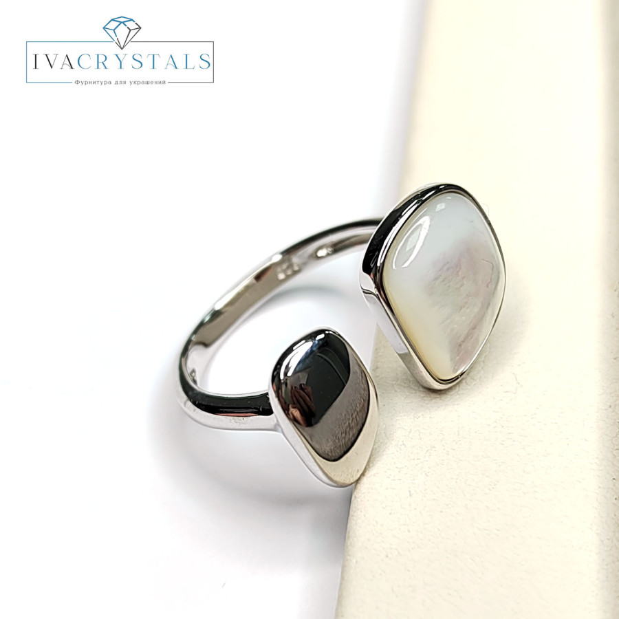 Кольцо с перламутром, безразмерное шириной 13 мм покрытие Родий