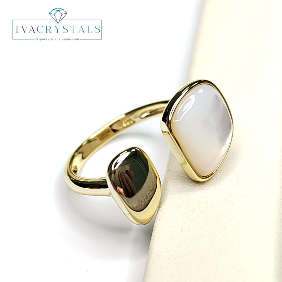 Кольцо с перламутром, безразмерное шириной 13 мм покрытие Позолота
