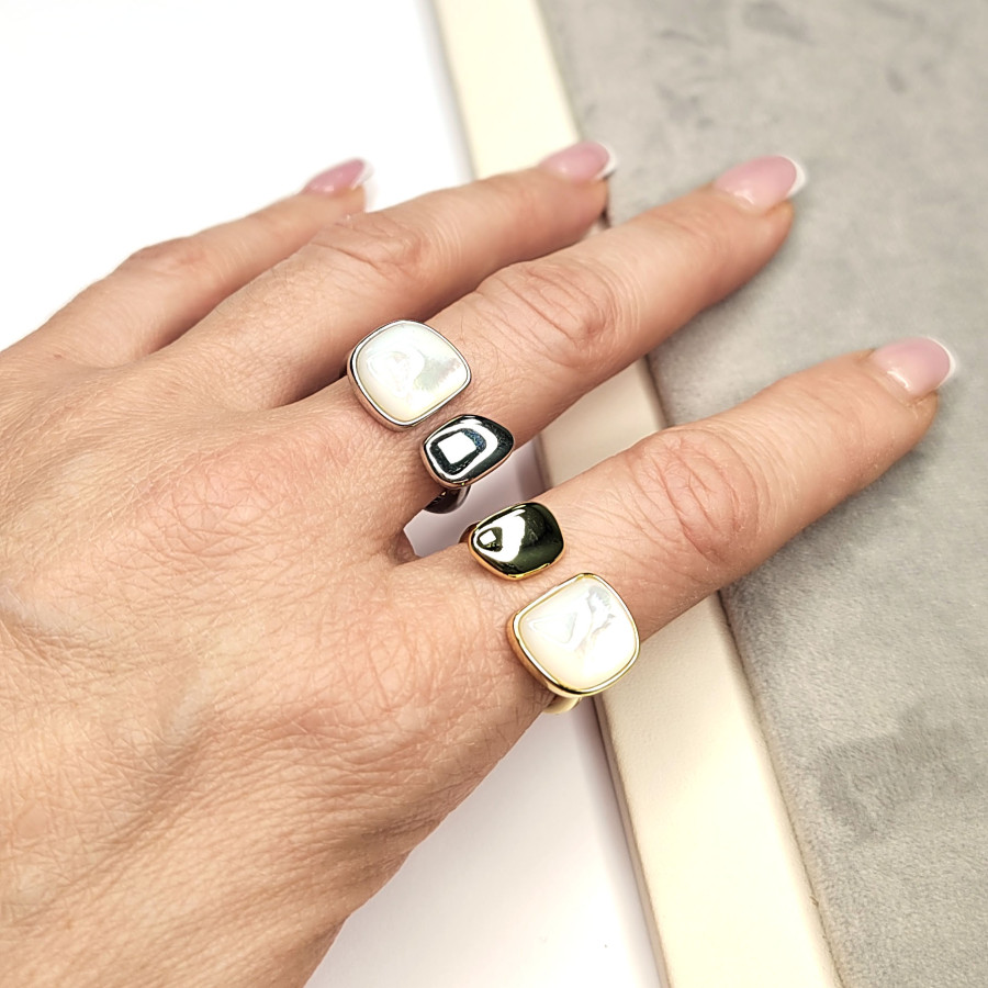 Кольцо с перламутром, безразмерное шириной 13 мм