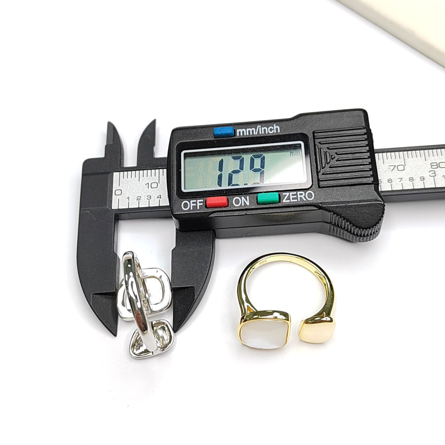 Кольцо с перламутром, безразмерное шириной 13 мм