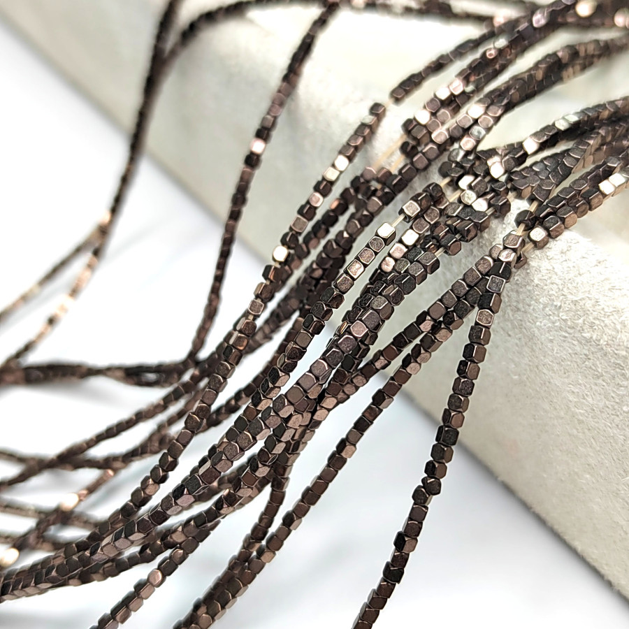 Гематит кубик 1,4 мм, цвет Шоколад, нить 40 см