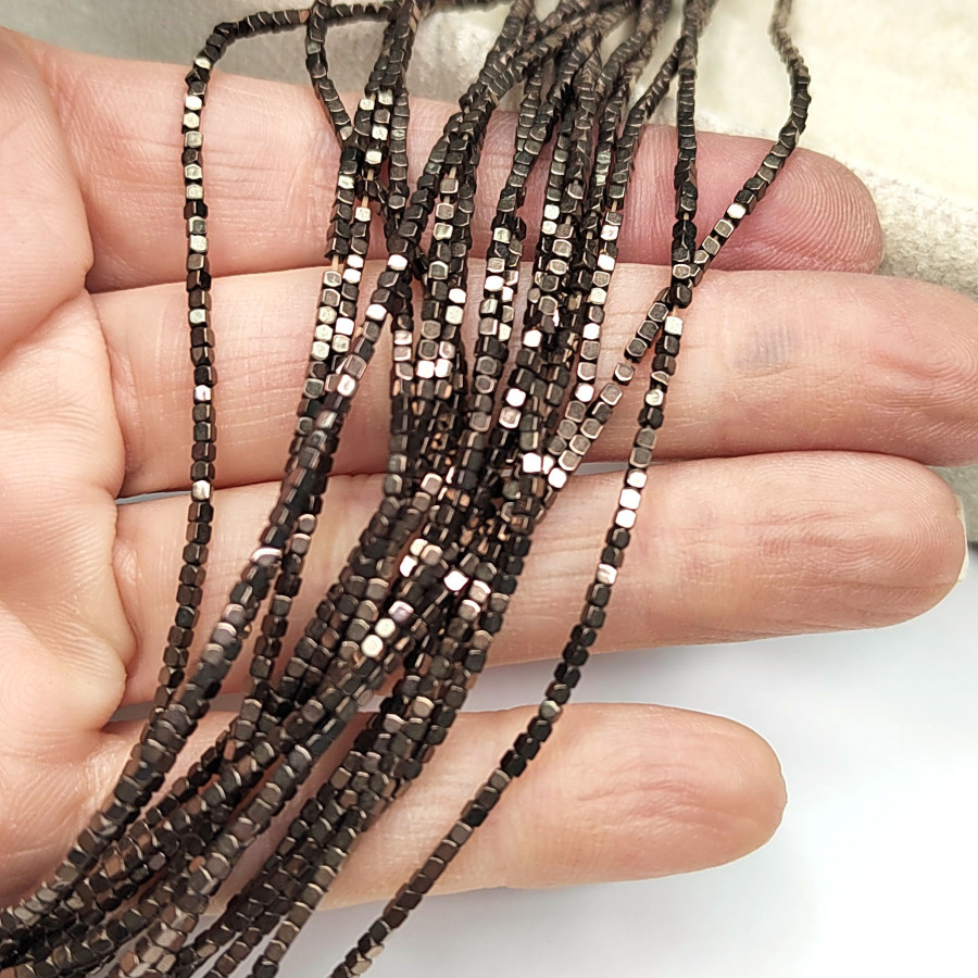 Гематит кубик 1,4 мм, цвет Шоколад, нить 40 см