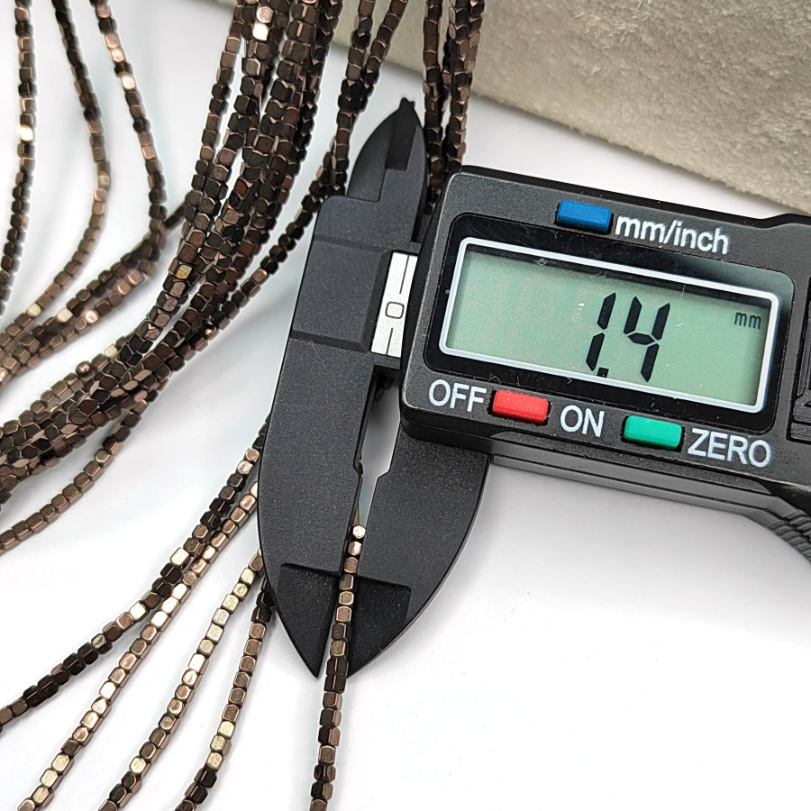 Гематит кубик 1,4 мм, цвет Шоколад, нить 40 см