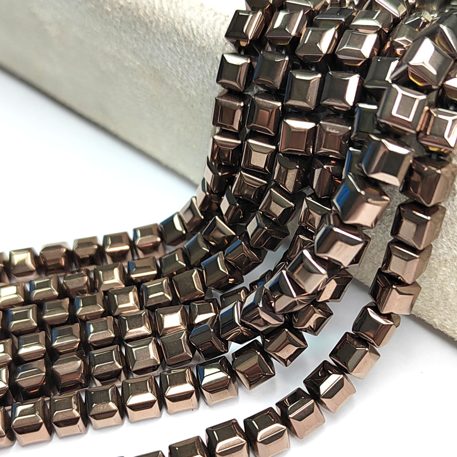 Гематит кубик 6 мм, цвет Шоколад, нить 40 см