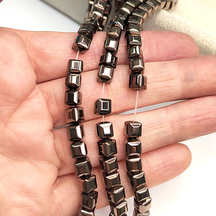 Гематит кубик 6 мм, цвет Шоколад, нить 40 см