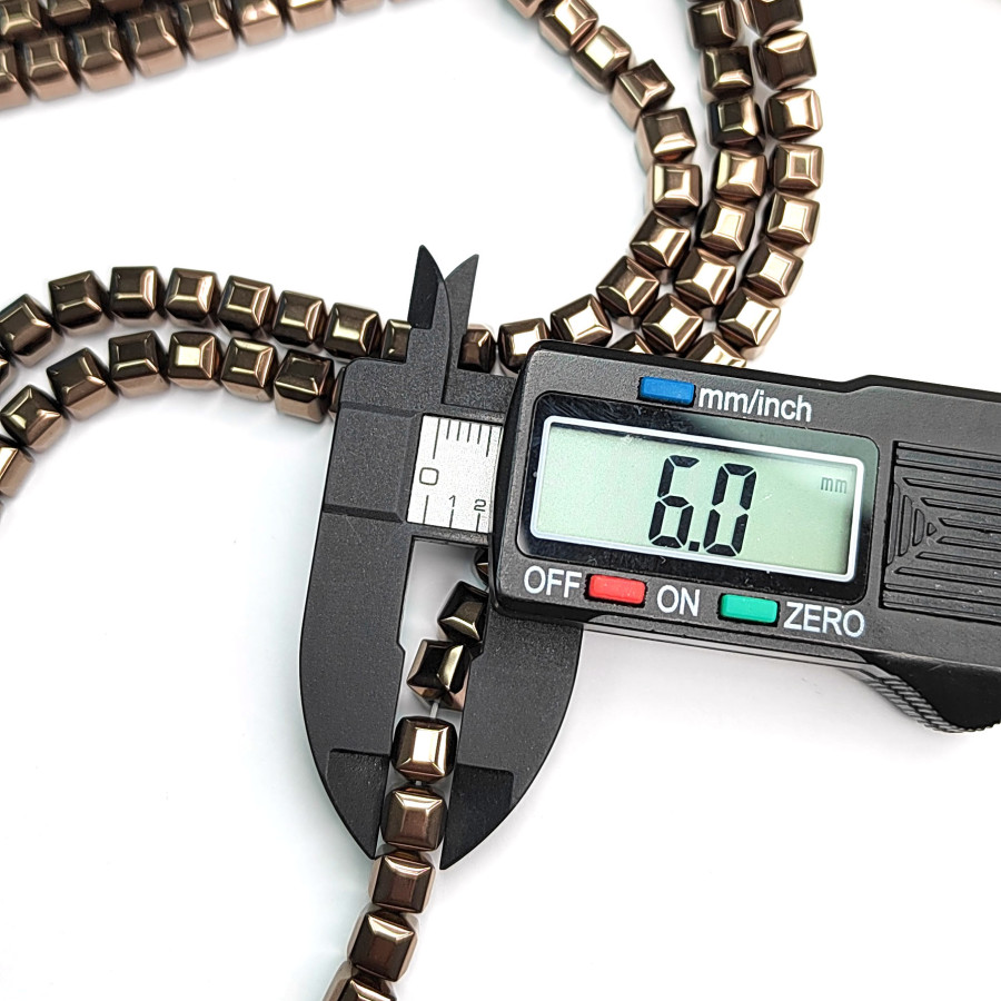 Гематит кубик 6 мм, цвет Шоколад, нить 40 см