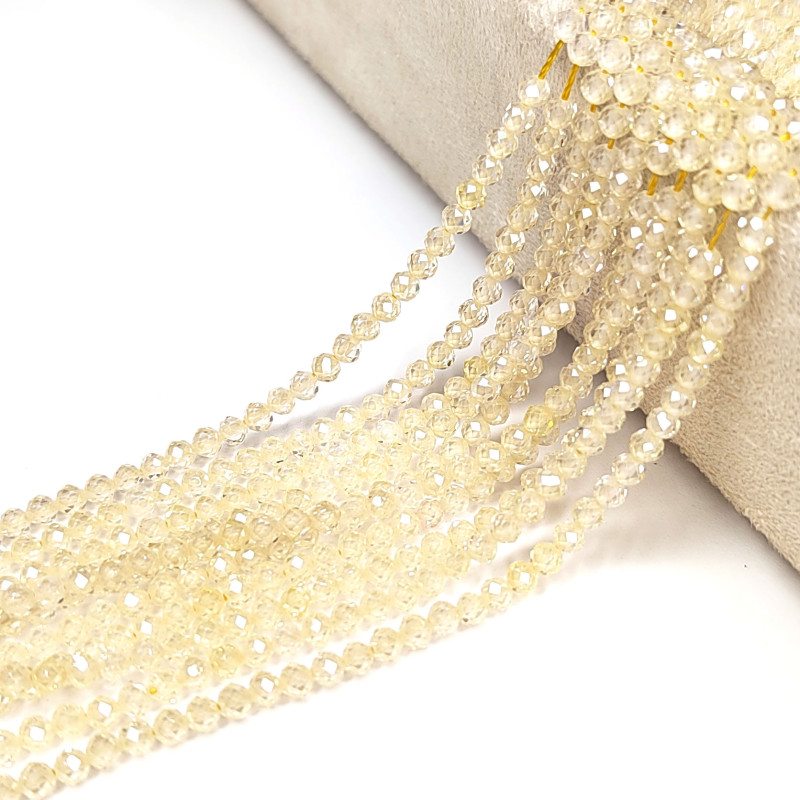 Циркон огранка 3 мм Бежевый (молочный), нить