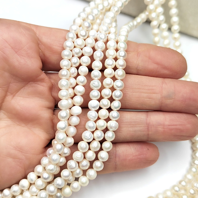 Жемчуг натуральный 5х4,5 мм округлой формы, культивированный, нить 39 см