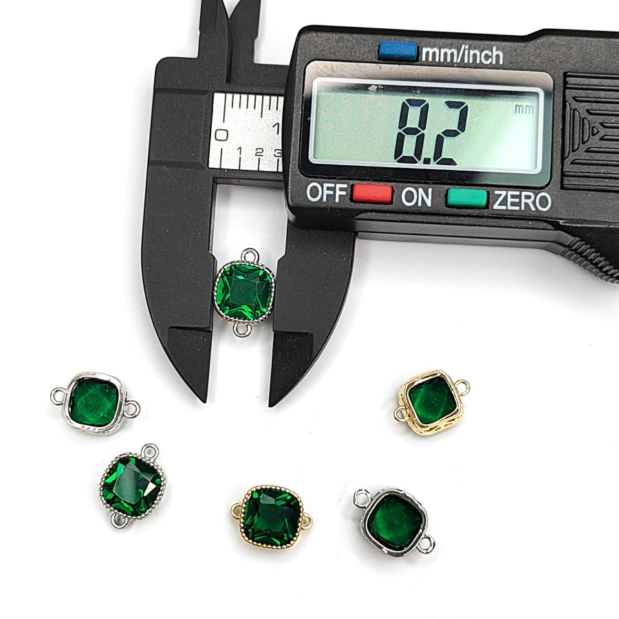 8 мм Квадратный коннектор с зелёным фианитом, штука