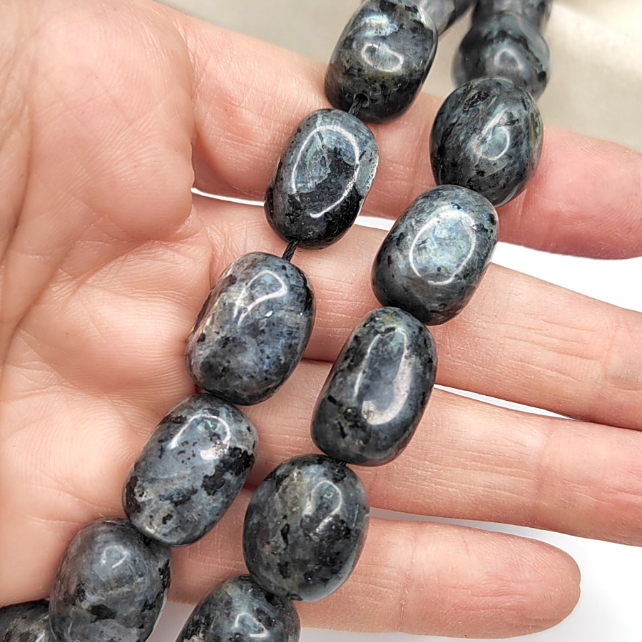 Ларвикит натуральный 17х12 мм Нить 39 см (22 бусины)