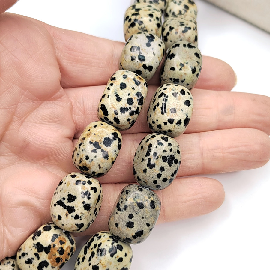 Яшма далматиновая натуральная 19х13 мм Нить 39-40 см (22 бусины)