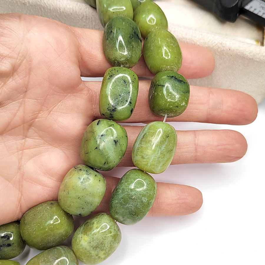 Жадеит натуральный 20х14 мм Нить 40 см (20 бусин)