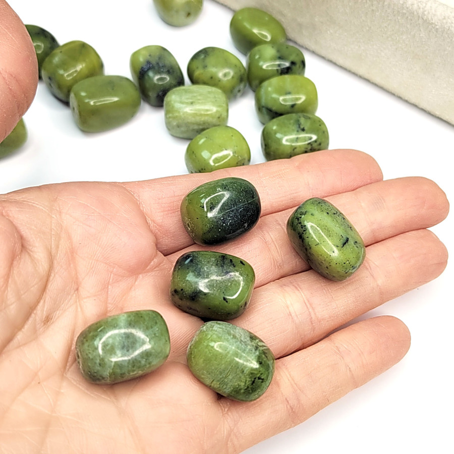 Жадеит натуральный 20х14 мм