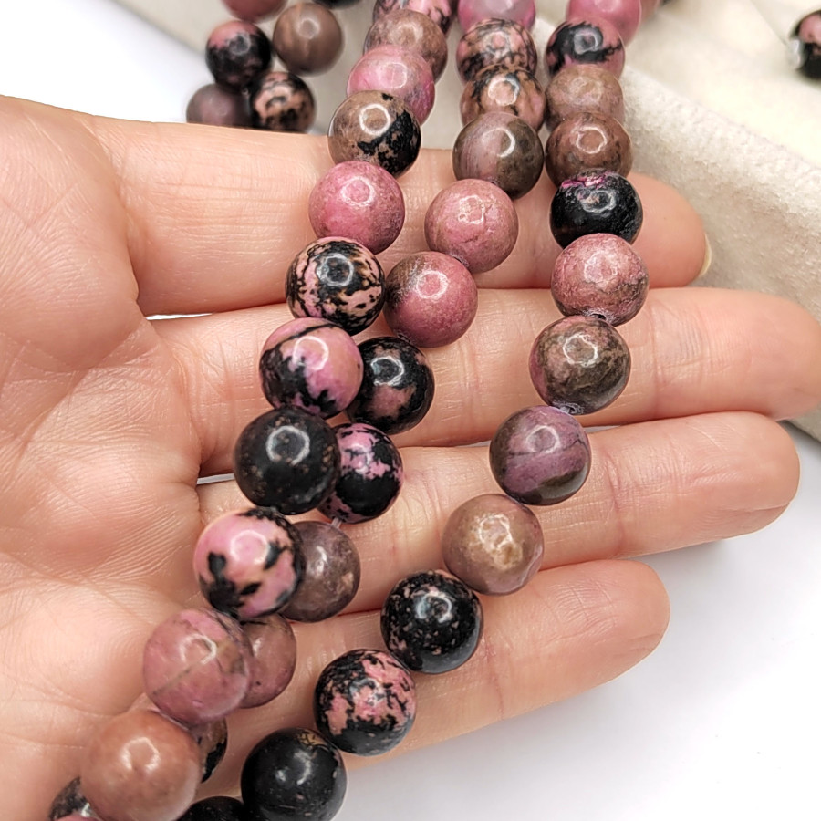 Родонит натуральный, бусины гладкий шар, нить 38 см