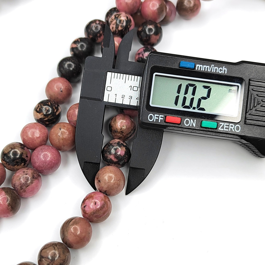 Родонит натуральный, бусины гладкий шар, нить 38 см 10 мм