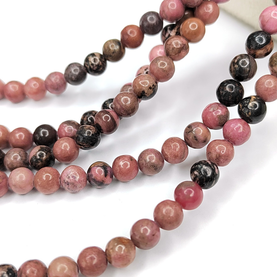 Родонит натуральный, бусины гладкий шар, нить 38 см