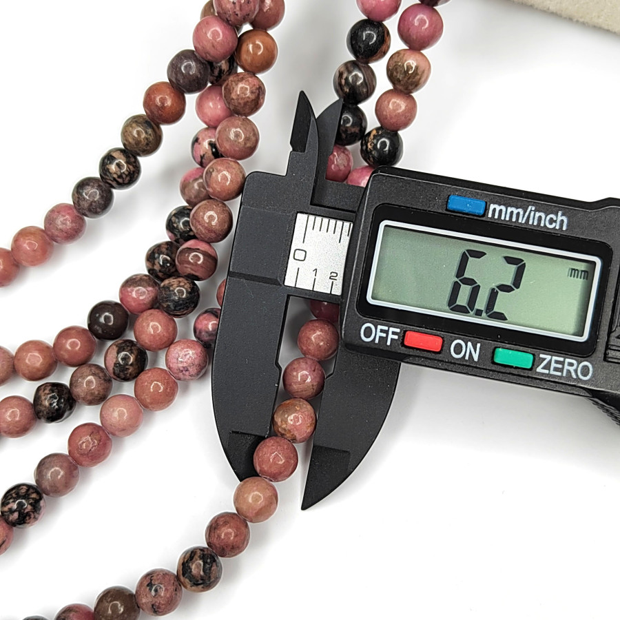 Родонит натуральный, бусины гладкий шар, нить 38 см 6 мм 