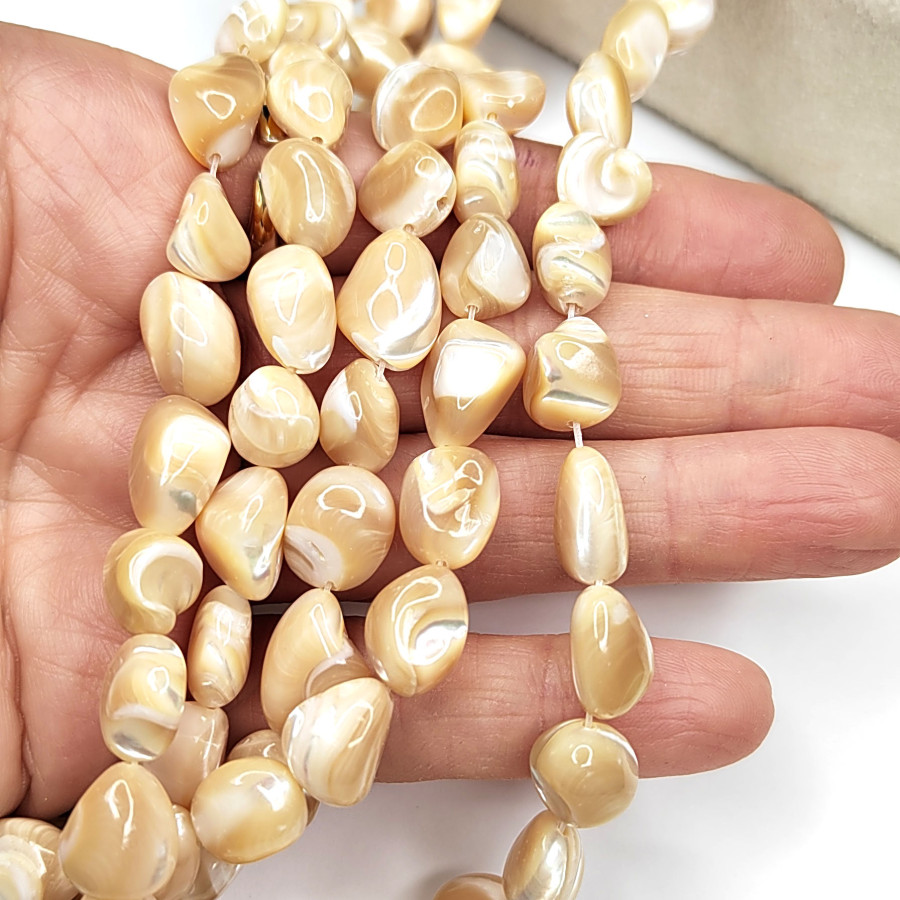 Перламутр натуральный 10х12 мм Галтовка, цвет карамельный, нить 38 см