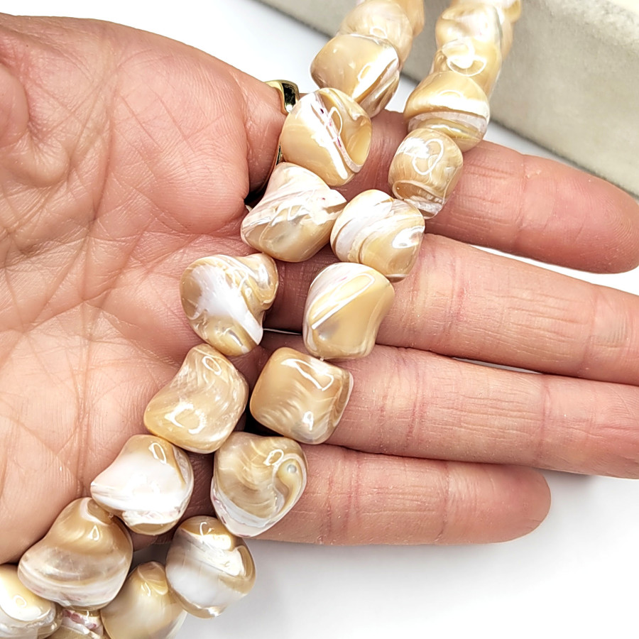 Перламутр натуральный 15х11 мм Галтовка, цвет карамельный, нить 39 см Нить 39 см (29 бусин)